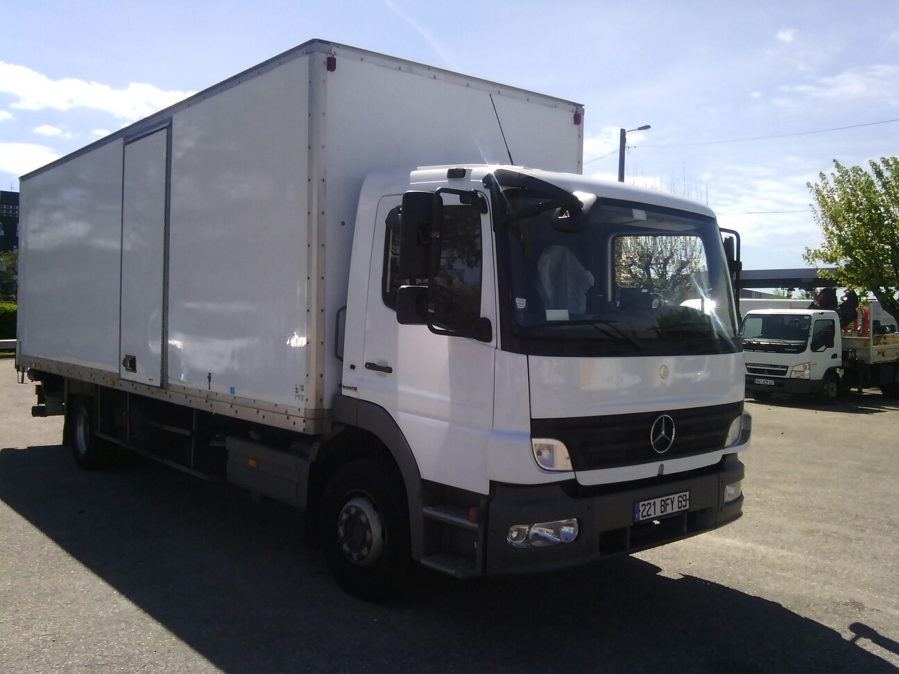 ATEGO 1218N FOURGON PORTE LATERALE HAYON